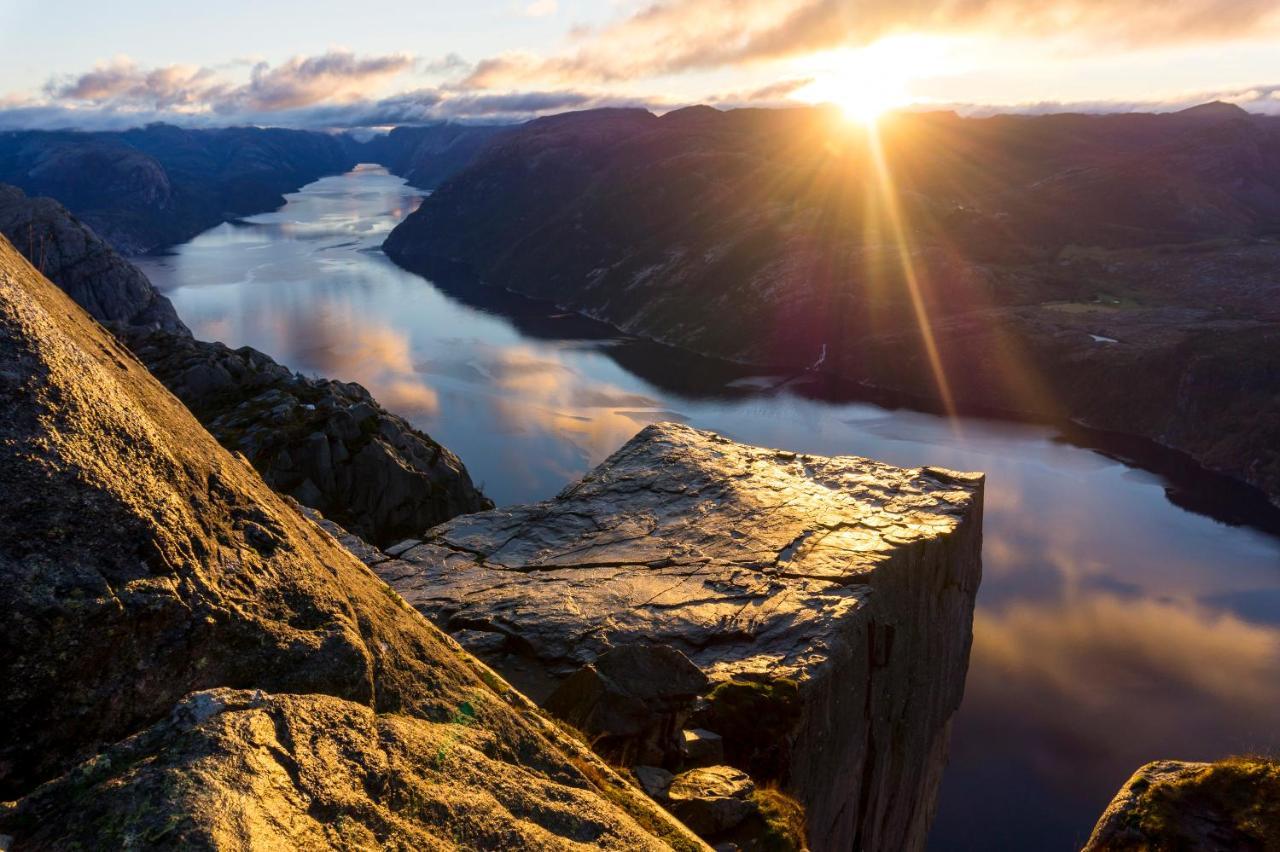 Preikestolen Hotel & Basecamp Йёрпеланн Экстерьер фото