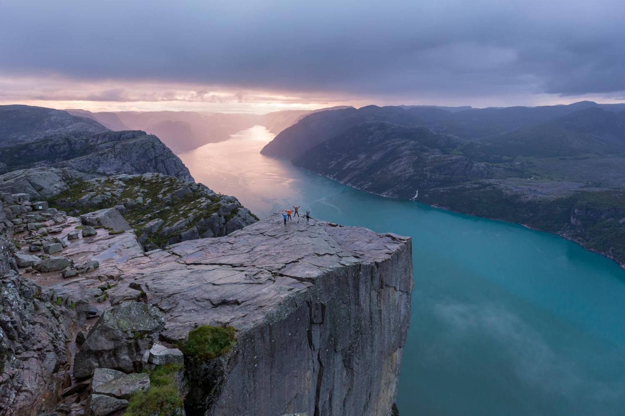 Preikestolen Hotel & Basecamp Йёрпеланн Экстерьер фото